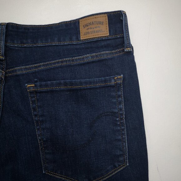 Signature Levi's Ladies Size 12M Medium Wash Mid Rise Straight Leg Jeans - Picture 11 of 14